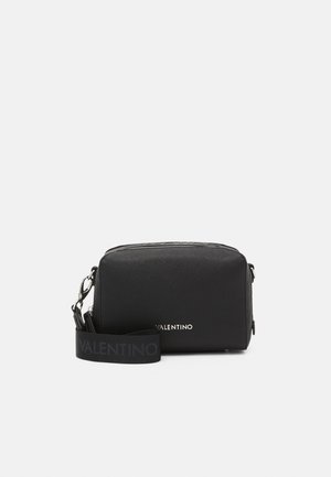 Borsa a tracolla nera realizzata in materiale testurizzato con chiusura a zip. Caratterizzata da una tracolla con logo e dettagli in metallo argentato. Design rettangolare compatto.