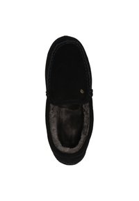 Schwarze Mokassinslipper aus weichem Wildleder, mit einem kuscheligen Innenfutter und dekorativer Stickerei entlang des oberen Randes.