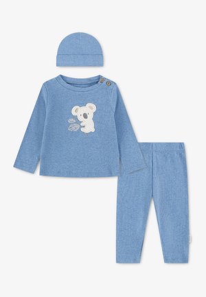 Blåt spædbarns sæt med ribbet stof bestående af en langærmet trøje med koala-design, matchende bukser og en foldet beanie.