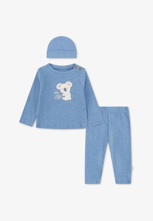 Blaues, geripptes Babybekleidungsset mit Langarmshirt mit Koala-Motiv, passenden Hosen und gefaltetem Beanie.