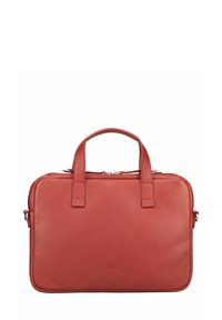 Sacoche pour ordinateur portable en cuir rouge avec une finition texturée, double poignées supérieures et fermeture éclair. Présente un design rectangulaire simple avec un détail logo.