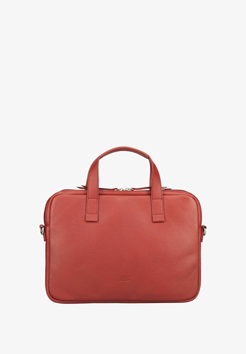 Sacoche pour ordinateur portable en cuir rouge avec une finition texturée, double poignées supérieures et fermeture éclair. Présente un design rectangulaire simple avec un détail logo.