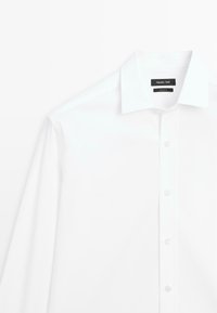 Camicia bianca a maniche lunghe con colletto classico, chiusura frontale con bottoni e una texture liscia. Etichetta con la scritta "Massimo Dutti."