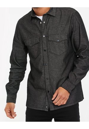 Chemise boutonnée gris foncé en denim avec deux poches poitrine, boutons noirs et ourlet droit.