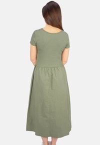 Olivengrenes Kleid mit geripptem Oberteil, kurzen Ärmeln und einem fließenden, rüschenförmigen Rock. Texturierter Stoff mit rundem Ausschnitt.