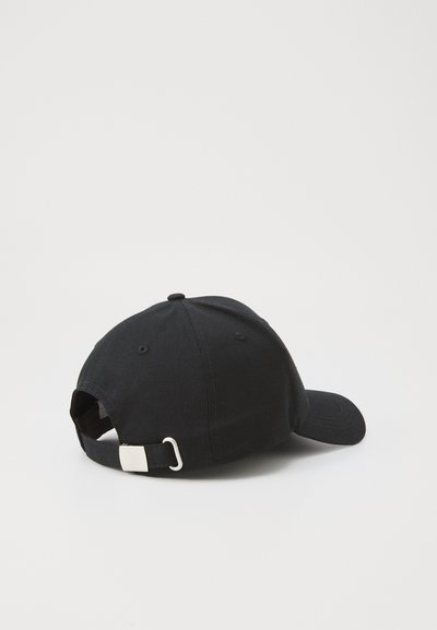 Cappello in cotone nero con visiera curva, tessuto testurizzato, cinturino regolabile sul retro con una fibbia in metallo argentato e fori di ventilazione.