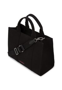 Sac fourre-tout noir en toile avec des poignées doubles, une bandoulière amovible et une boucle latérale. Présente un logo visible en rose sur un côté.
