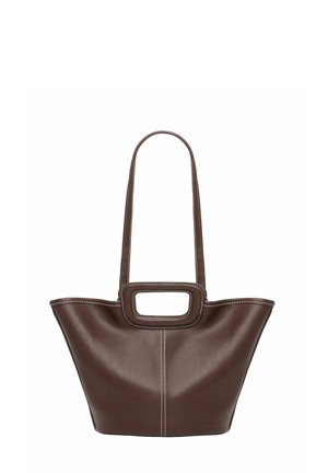 Ciemnobrązowa skórzana torba typu tote z długimi uchwytami, prostokątnym wycięciem i białym przeszyciem wzdłuż krawędzi i szwu środkowego.