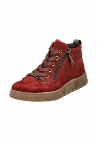 Červené semišové vysoké tenisky s hnědou texturovanou podrážkou, kovovými očky a předním zipem. Obsahují hnědé tkaničky a smyčku na patě.