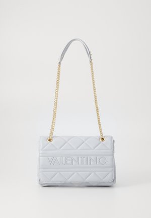 Jasnoszara pikowana torba na ramię Valentino z złotym łańcuszkiem i wytłoczonym logo na przedniej klapie.