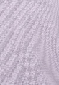 Helle lila gestrickte Stoff mit einer feinen Textur, bestehend aus gleichmäßig verteilten Stichen. Keine sichtbaren Muster oder zusätzlichen Details.