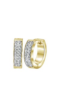 Gouden creolen met een gladde afwerking en een rij heldere rhinestones aan één kant, met een gestructureerde rechthoekige vorm.