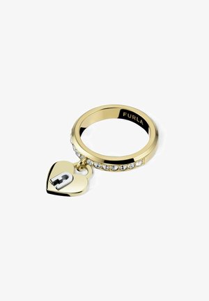 Anello color oro con accenti di strass, caratterizzato da un ciondolo a forma di cuore con un design di lucchetto argentato. Superficie liscia e finish lucido.