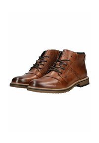 Botas de tobillo de cuero marrón con punta redondeada, diseño de cordones, costuras contrastantes y una suela texturizada. Logo 'bugatti' grabado en el lateral.