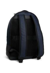 Zaino navy con pannello posteriore in rete nera, spallacci imbottiti e tessuto liscio. Presenta spallacci regolabili e un design snodato.