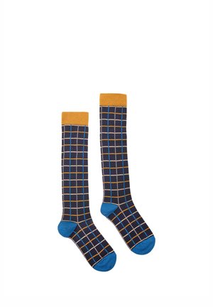 Paire de chaussettes hautes bleu marine avec motif à carreaux orange, bleu clair et blanc, poignets orange, talons et orteils bleus.
