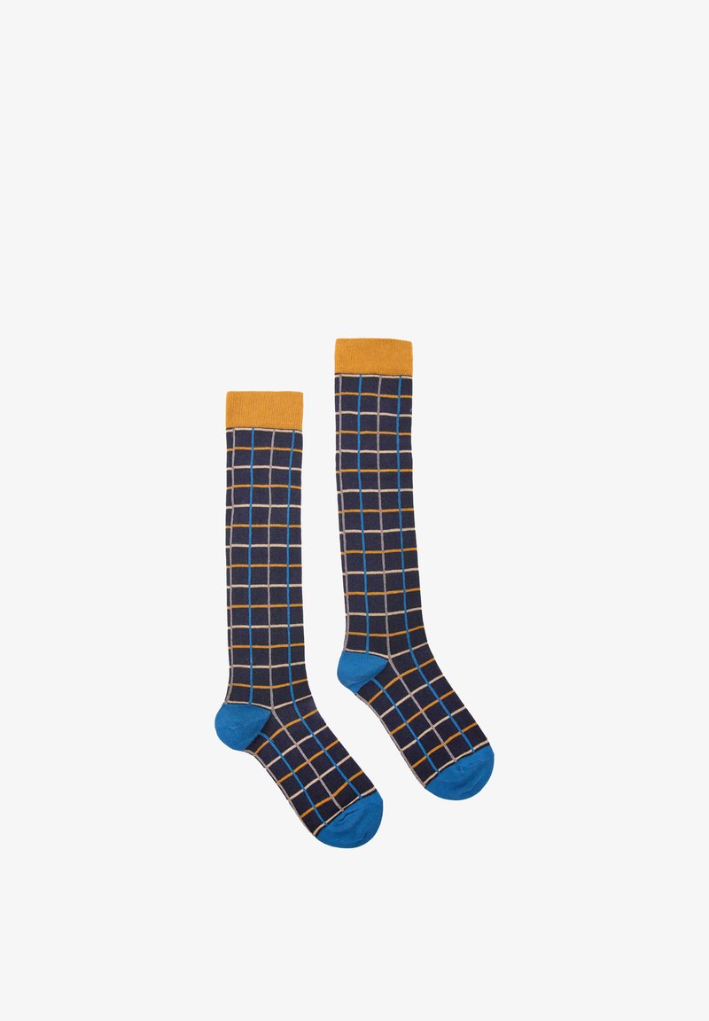 Paire de chaussettes hautes bleu marine avec motif à carreaux orange, bleu clair et blanc, poignets orange, talons et orteils bleus.