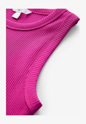 Fuksjowy, prążkowany top bez rękawów z okrągłym dekoltem; charakteryzuje się teksturowanym materiałem oraz subtelnymi detalami szewnymi wzdłuż dekoltu i otworów na ramiona.