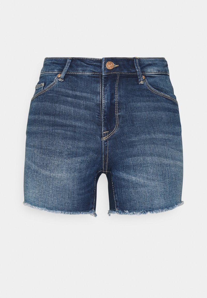 Shorts de mezclilla en azul oscuro, con un dobladillo deshilachado, diseño clásico de cinco bolsillos y cierre de botón de cobre en la cinturilla.