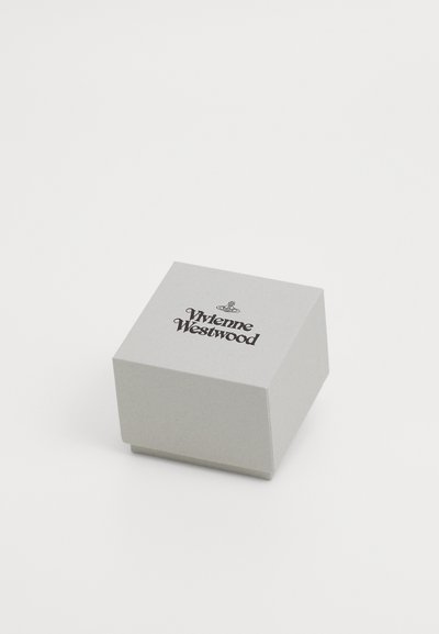 Grijze kartonnen geschenkdoos met een vlakke deksel en een zwart reliëflogo, met een kroonontwerp. Eenvoudig en minimalistisch van vorm.