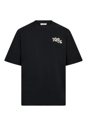 Sort t-shirt med korte ærmer og hvid tekst "Social Souls" i stiliseret skrifttype på den øverste venstre brystdel.