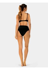 Czarny zestaw bikini z minimalistycznym wzorem, regulowanymi ramiączkami oraz wysokim stanem spodni kąpielowych z marszczeniami po bokach.