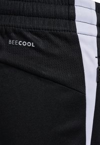 Schwarze Sporthosen aus strukturiertem Material, mit einem weißen Streifen an der Seite und dem "BECOOL"-Logo im oberen linken Bereich.