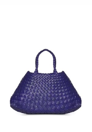 Borsa a mano in pelle intrecciata di colore viola intenso con forma trapezoidale arrotondata e due manici intrecciati, posata in piedi su uno sfondo bianco.
