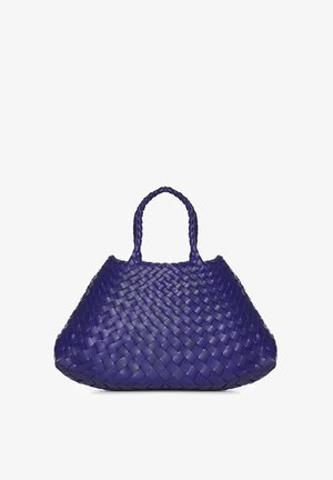 Bolso de cuero tejido color púrpura intenso con forma trapezoidal redondeada y dos asas trenzadas, colocado de pie sobre un fondo blanco.