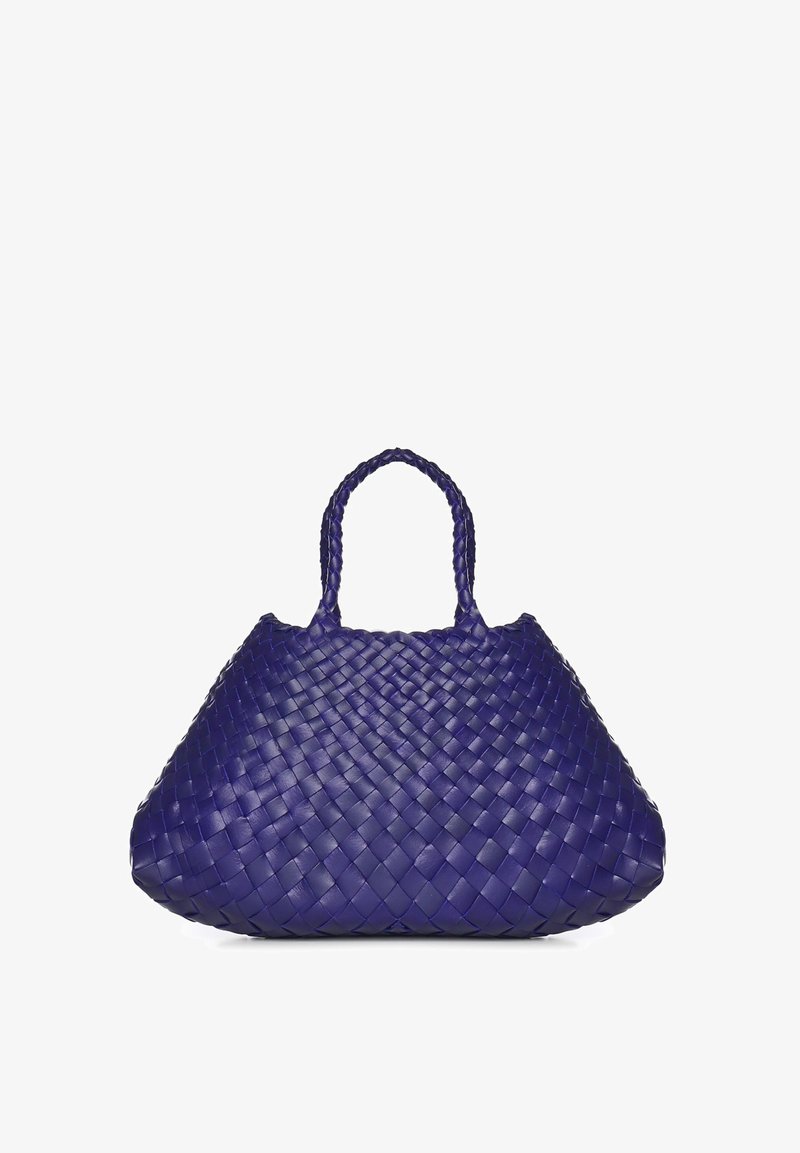 Bolso de cuero tejido color púrpura intenso con forma trapezoidal redondeada y dos asas trenzadas, colocado de pie sobre un fondo blanco.