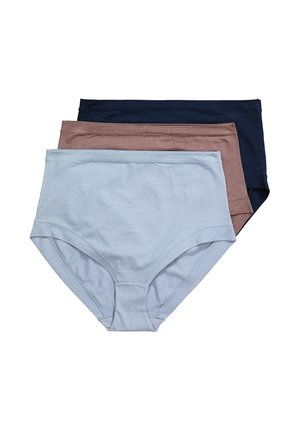 Trois paires de sous-vêtements en coton taille haute en gris clair, marron et bleu marine, empilées et posées à plat sur un fond blanc.