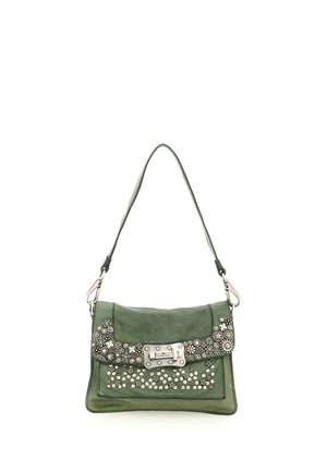 Borsa a tracolla in pelle verde con borchie floreali argentate e una fibbia metallica rettangolare sulla patta frontale.