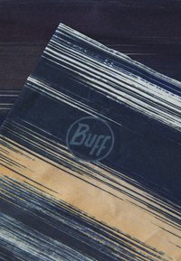 Buff višenamjensko headwear s plavim i bež prugama, s mekanom, rastezljivom teksturom. Logo je otisnut u kružnom dizajnu.