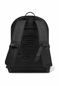 Schwarzer Rucksack aus strukturiertem Stoff mit gepolsterten Riemen, ausgestattet mit einem erhabenen Logo-Design auf der Rückseite. Enthält verstellbare Schnallenverbindungen.