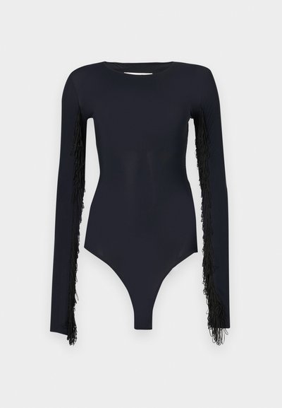 Svart bodysuit med lange ermer, med frynsekantdetaljer langs armene, laget av et glatt, elastisk stoff, med dyp utrigning.