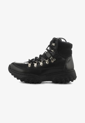 Čierne kožené čižmy do polovice lýtok s textúrovaným zvrškom, kovovými očkami, hrubou gumovou podrážkou a šnurovaním v štýle turistických topánok.