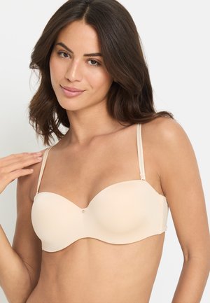 Soutien-gorge nude sans bretelles en mousse avec des coques lisses et moulées, une conception à armature et un petit bouton décoratif subtil au centre devant.