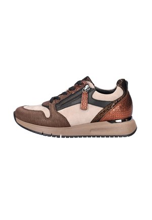 Baskets marron et beige avec des textures variées, y compris du cuir lisse et des accents métalliques. Présente une fermeture éclair sur le côté et une semelle en caoutchouc épaisse.