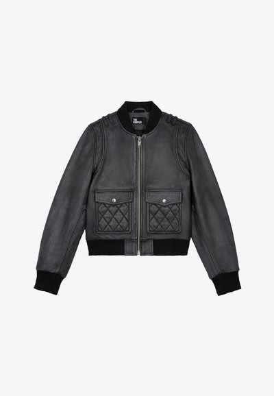 Zwarte leren bomberjack met gequiltte voorzakken, ritsluiting, ribgebreide kraag, manchetten en zoom, zonder zichtbare merkvermelding aan de voorkant.