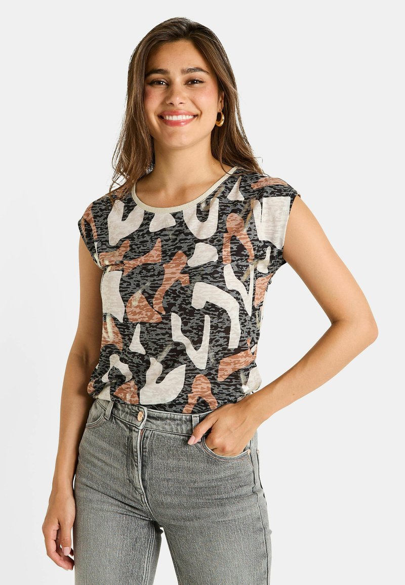 Top negro de manga corta con un patrón abstracto multicolor en beige, rosa y óxido, con cuello redondo y tejido suave.