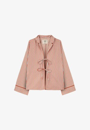 Pasiasta kurtka w kolorach białym, czerwonym i niebieskim. Posiada wiązanie z przodu, szerokie rękawy oraz kołnierz z klapami. Wykonana z lekkiego materiału o gładkiej fakturze.