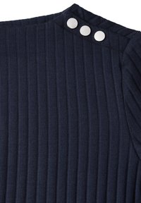 Top in tessuto a coste bleu navy con tre bottoni argentati sulla spalla, che mette in mostra un design testurizzato con righe verticali e scollatura a girocollo.