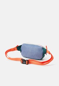 Sac à taille compact avec un devant rembourré bleu, des côtés verts et une sangle réglable orange vif avec boucle noire sur fond blanc.