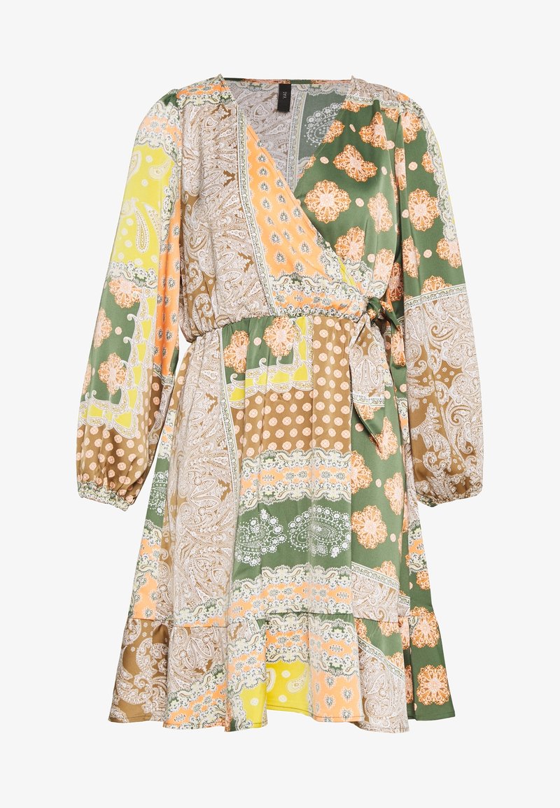 Robe portefeuille à manches longues avec motif patchwork en vert, jaune, orange et marron, avec des dessins paisley et floraux et une taille à nouer sur le côté.