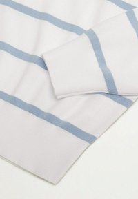 Maglione bianco con righe verticali azzurro chiaro, con polsini e orlo a costine. Texture morbida, finitura liscia e design casual.