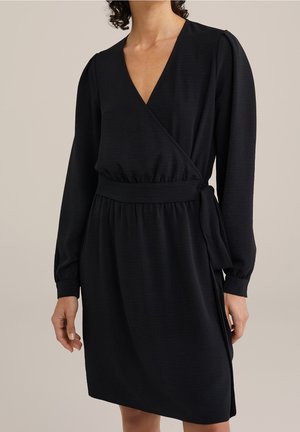 Schwarzes Wickelkleid mit langen Ärmeln, tiefem V-Ausschnitt, elastischer Taille und seitlicher Schleife. Strukturierter Stoff mit dezenten horizontalen Linien.