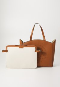 Borsa tote in pelle marrone con un design perforato circolare, abbinata a una pochette bianca testurizzata con accenti e manici marroni.