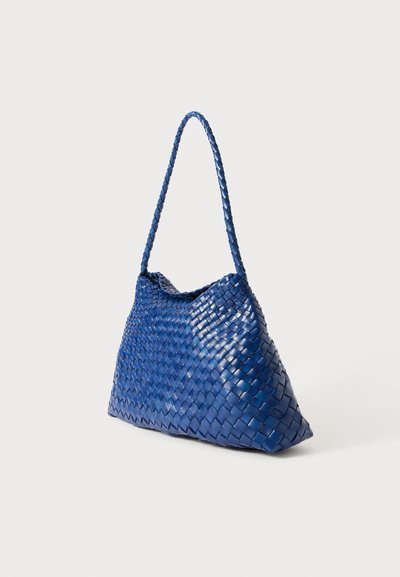 Πλεγμένη μπλε δερμάτινη τσάντα σε τριγωνικό σχήμα, με μια μόνο πλεχτή λαβή και υφή γυαλιστερού φινιρίσματος.