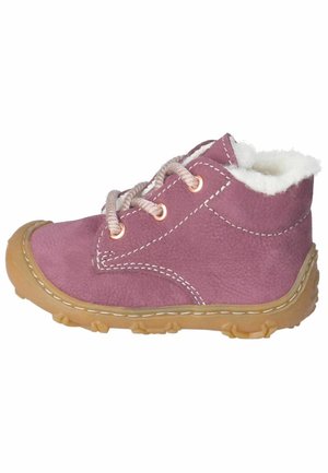Paarse kindersuède laars met beige veters, witte stiksels, rubberen zool en witte fleece voering, zijaanzicht.