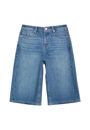 Mittelblaue Denim-Knielange Shorts mit Knopf vorne, Reißverschluss, Gürtelschlaufen und Fünf-Taschen-Design, flach auf weißem Hintergrund liegend.